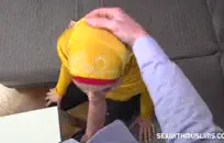 تلميذة مطيع استغل من قبل المعلم ونائب الرئيس على الوجه.