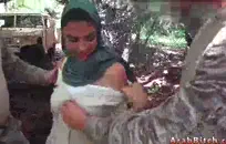 زوجان هواة يستلقيان على السرير.