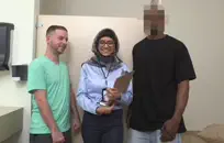 يمكنني مص هذا القضيب حتى النهاية إنه قضيب جميل.