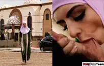 فاتنة الساخنة في سن المراهقة تواجه وقتًا عصيبًا في الحمام.