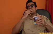 خنثي يظهر قبالة لها شعر كس و ضخمة الثدي.