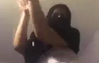 صبي في سن المراهقة كومينغ على صاحب الديك الكبير.