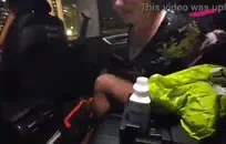 Gf مص لي على الكاميرا في الحديقة.