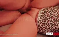 امرأة سمراء شابة تمتص تحصل مارس الجنس من الصعب.