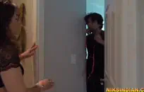 فاتنة مفلس في جوارب طويلة والكعب يحصل الشرج creampie.