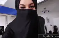رجل منفرد يرتدي سراويل زرقاء وجوارب رمادية.