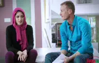 امرأة سمراء مع حلمات مثقوبة يحب أن يمارس الجنس بشدة.