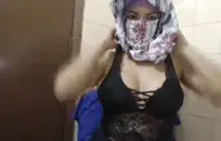 لطيف وقحة الأبنوس في جوارب النافورات والكريمات في الحمام.