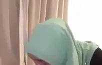 الشرج الداعر مع 2 من الفتيات على الأريكة بالاهتزاز.