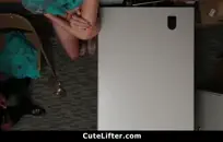 لطيف شقراء مع الحمار الجميل. شاعر المليون على وجهه