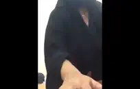 سارة تحصل على قرنية أمام كاميرا الويب.