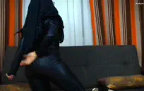 قرنية صديقة الكلية يعطي اللسان ويحصل لها كس قصفت.