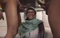 Jelena جنسن ضيق الحمار مارس الجنس من أجل اثنين من الديكة الكبيرة.