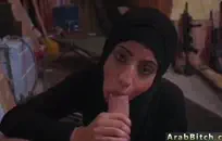 امرأة سمراء مثير مع بعقب كبيرة ركوب الخيل لها دسار.