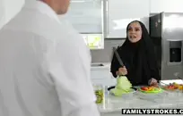 لطيف فتاة ثونغ استمناء مع هزاز.