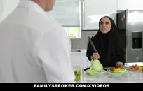 فتاة طويلة على ديك كبيرة.