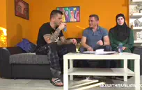 الشابة الشقراء سيندي بير تمارس الجنس مع مدرس قديم.