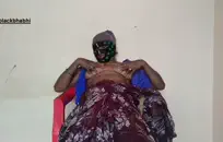 الثلاثي مع شاب وفتاتين.