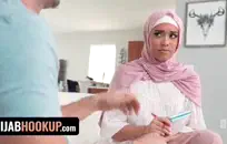 مثير فتاة في سن المراهقة اللعب مع دسار ضخمة.