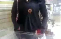 رائع سمراء في سن المراهقة مع الحمار الكمال يستمني والملاعين بوسها.