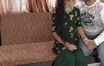 سخيف هذه الفتاة الجامعية لطيف والكومينغ في بوسها.