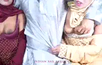 فتاة قرنية الملاعين لها الأحمق ضيق مع دسار والأصابع نفسها.