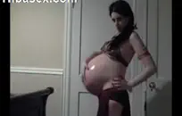 صبي عاري يلعب مع ديك ونائب الرئيس للكاميرا.