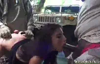 كعب من الساتان والذهب في الرمال.